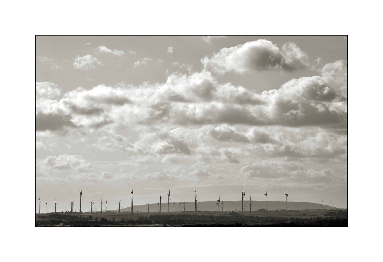 Wolken über Energielandschaft