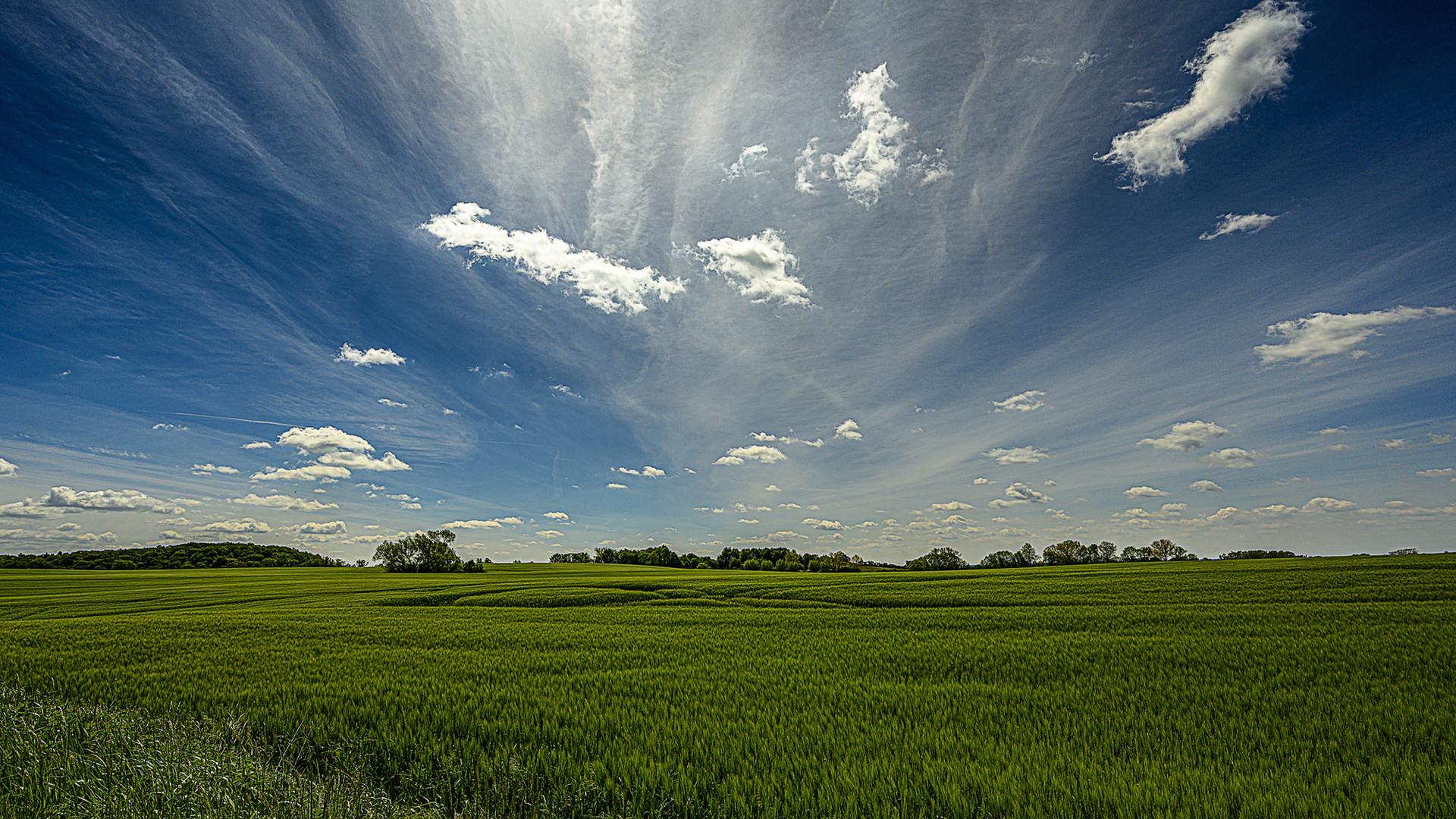 Wolken über Feldern