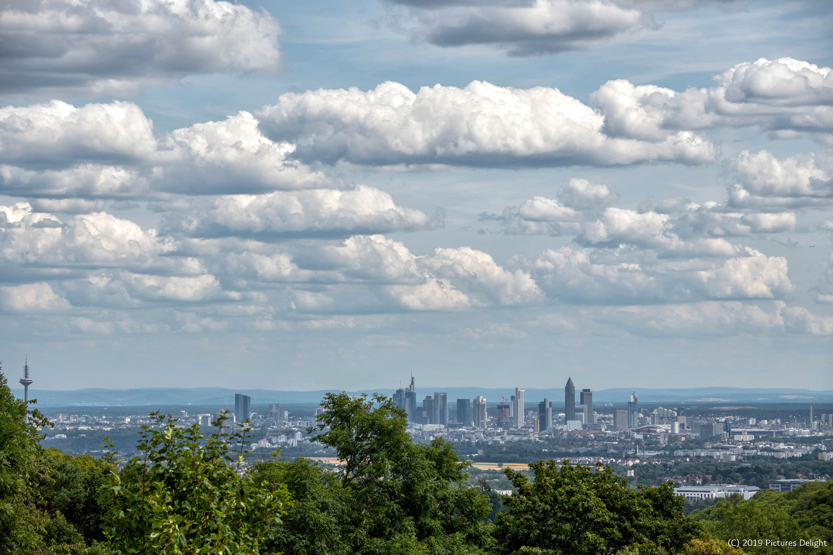 - Wolken über FFM -