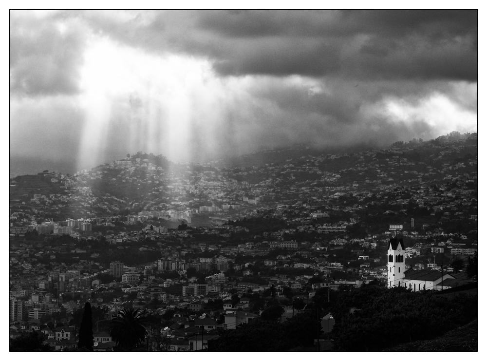 Wolken über Funchal