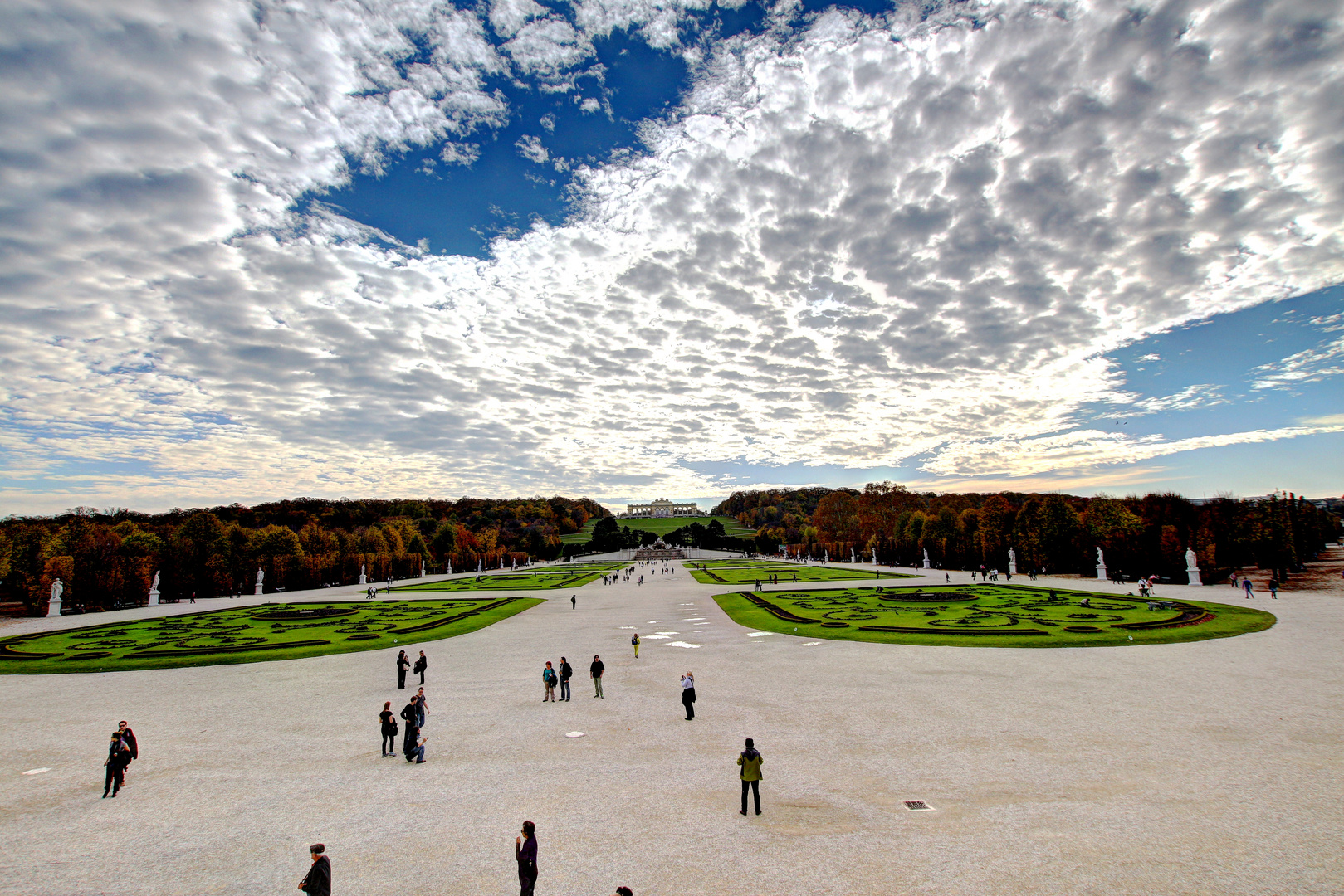 Wolken über Gloriette