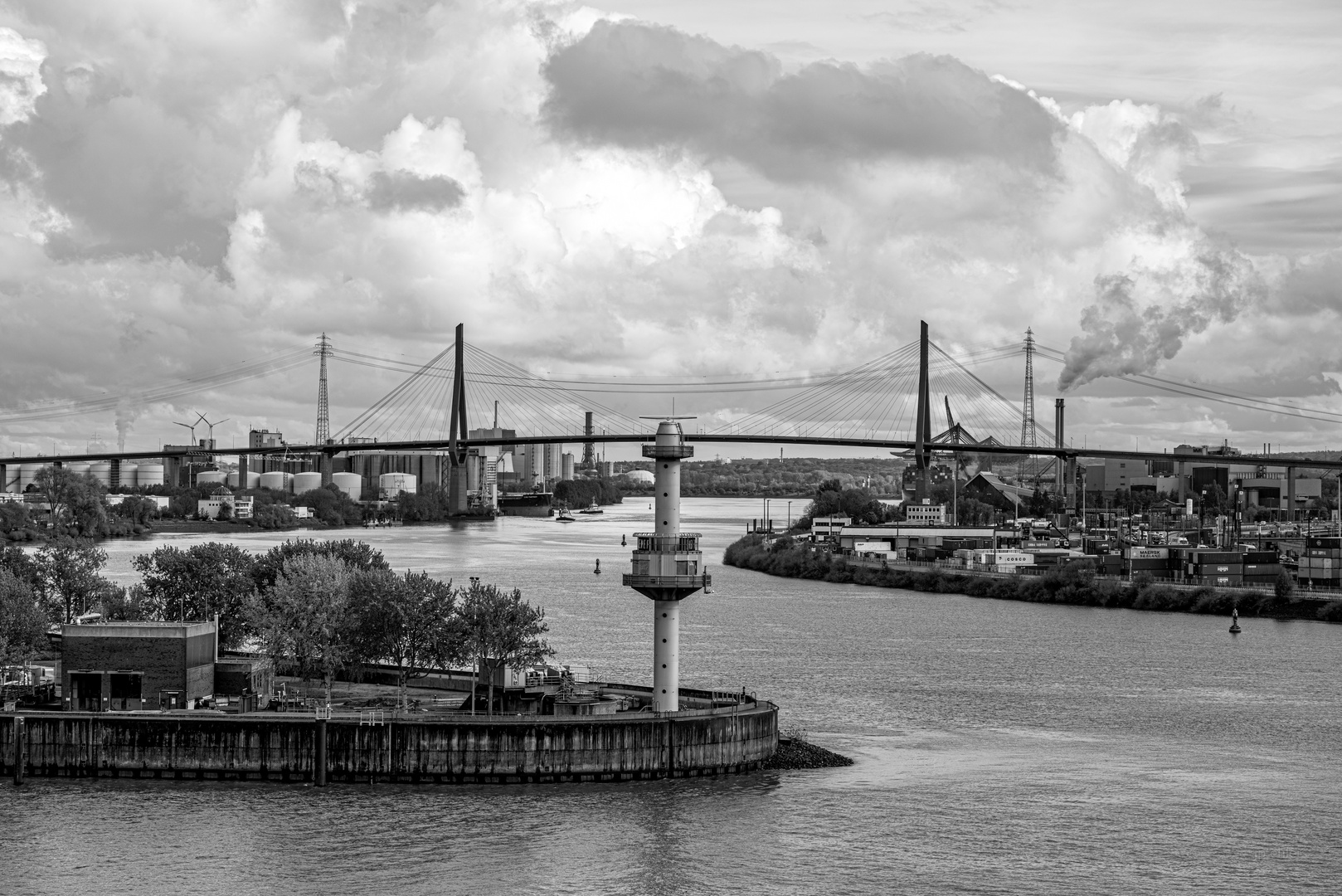 Wolken über Hafen Hamburg