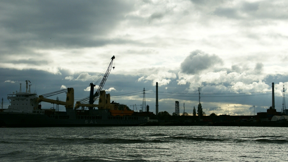 Wolken über Hafengelände