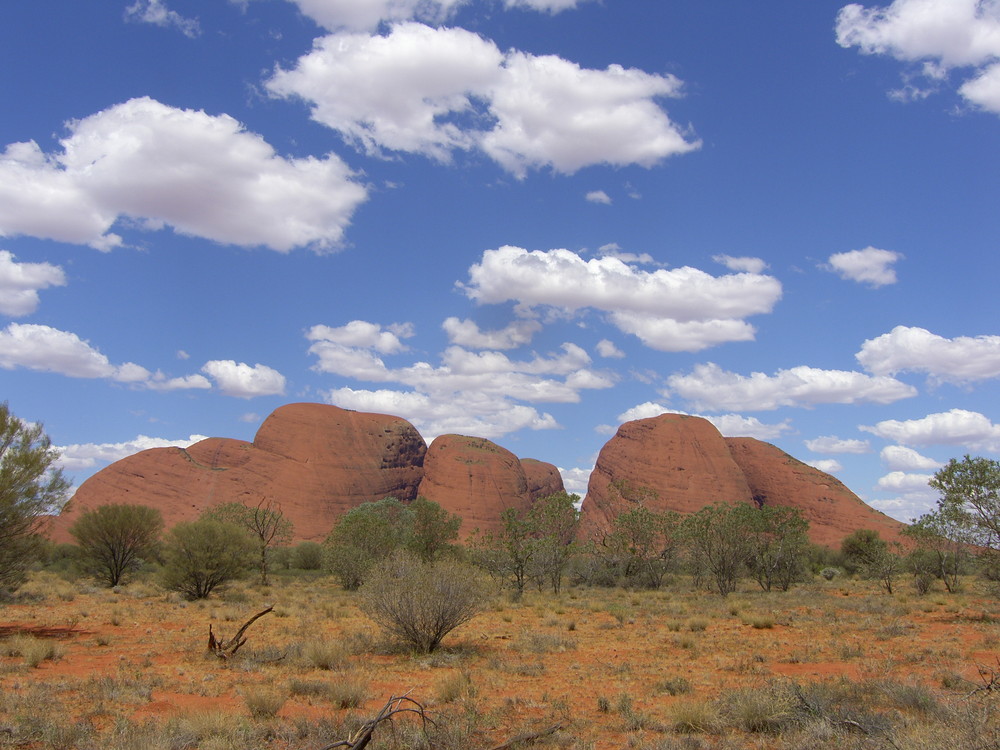 Wolken über Kata Tjuta