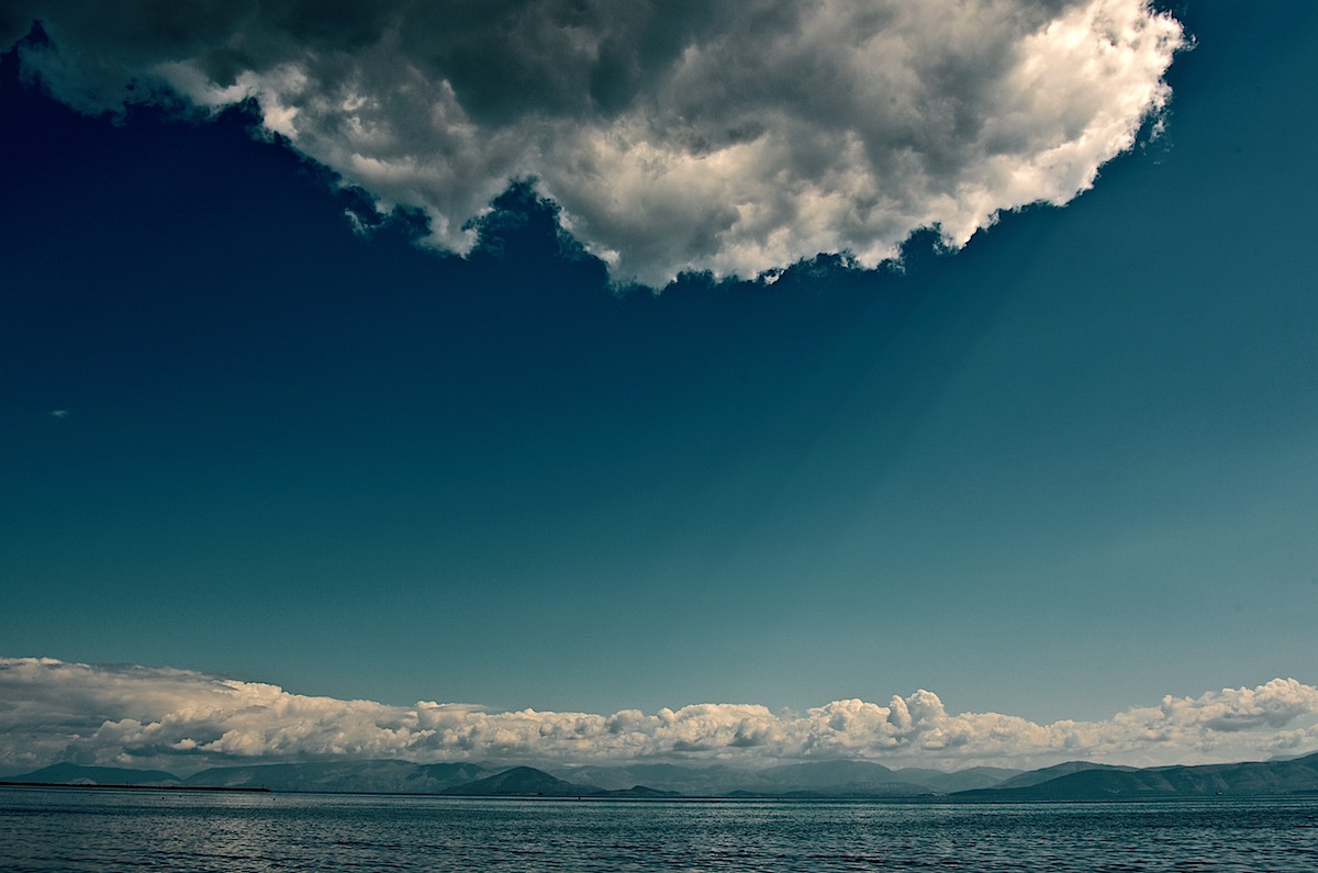 Wolken über Land und Insel