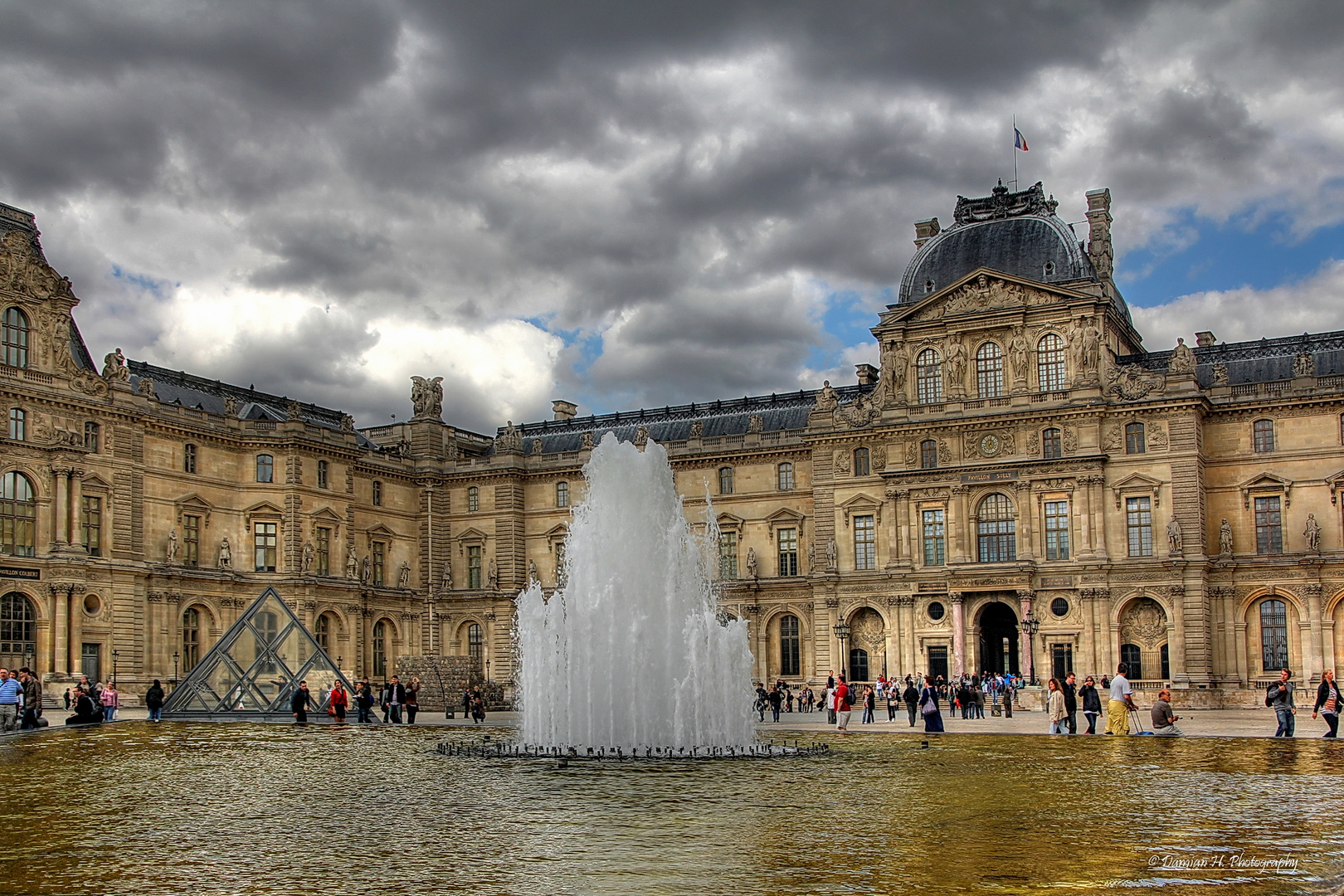 Wolken über Louvre