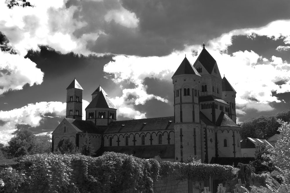 Wolken über Maria Laach