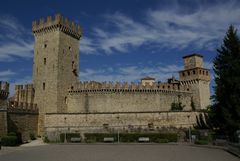 Wolken über Mastio e Borgo di Vigoleno