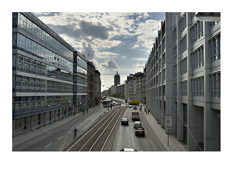 Wolken über Münchens Strassen Schluchten