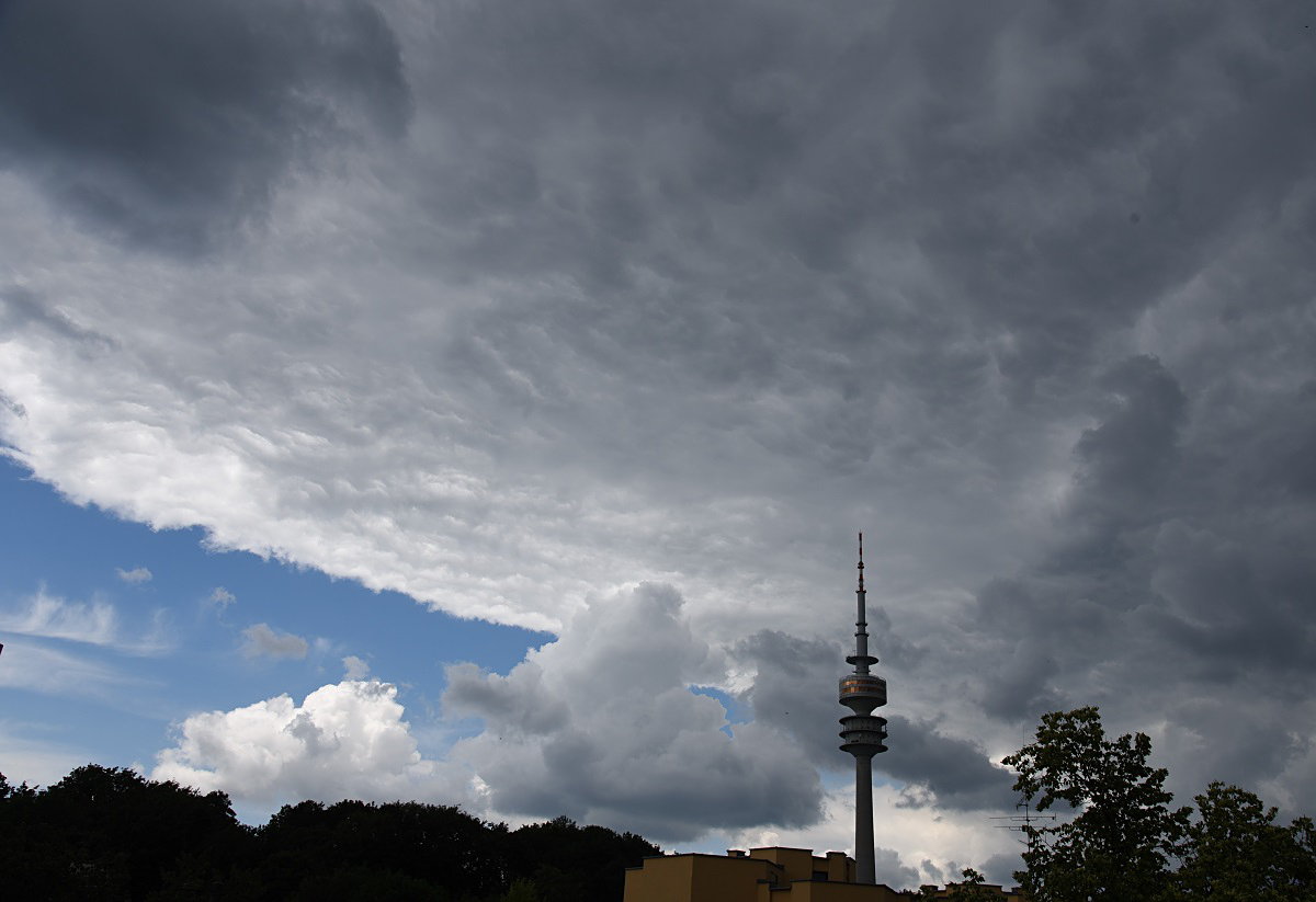 Wolken ueber Olympiaturm München am 21.06.2020