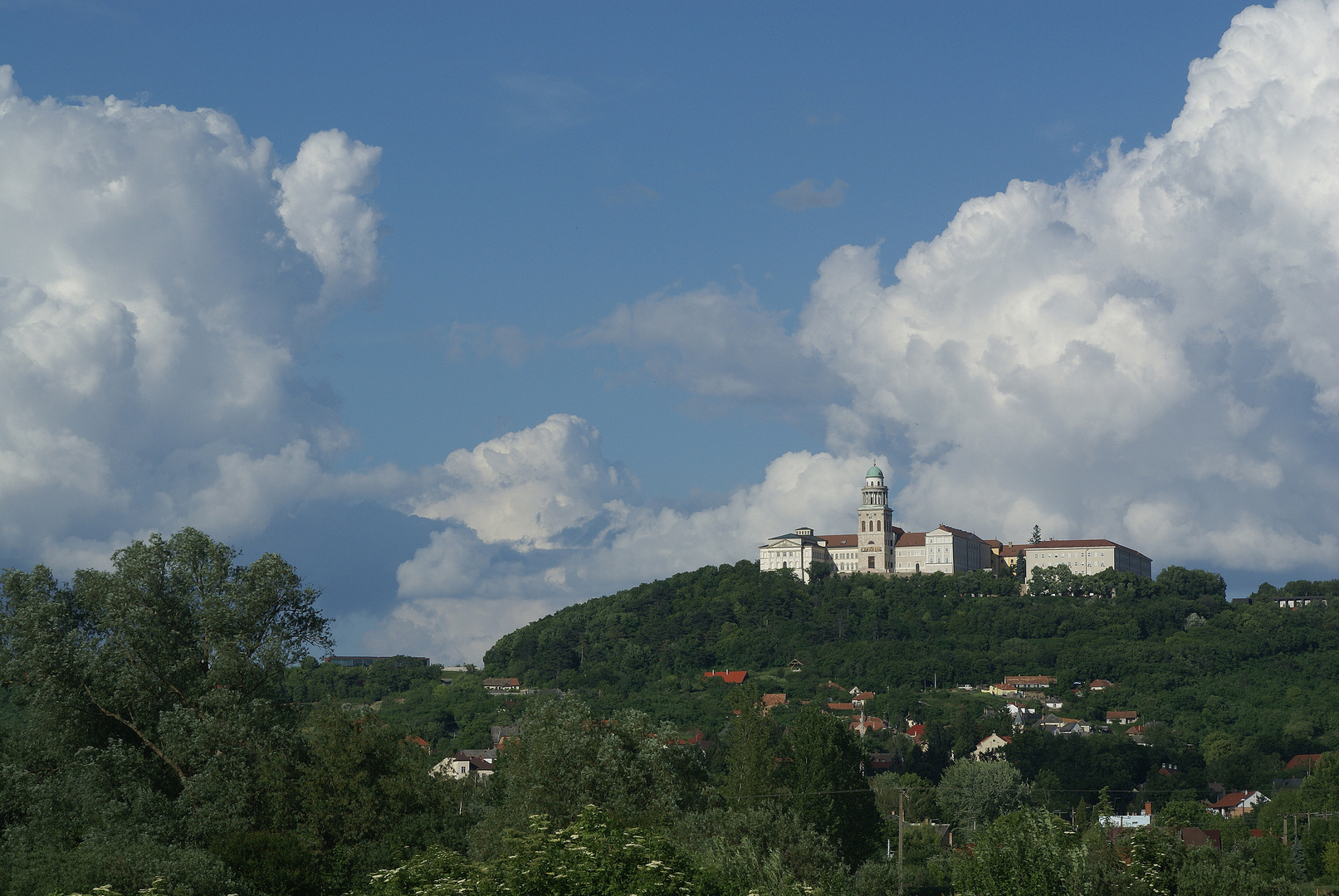 Wolken über Pannonhalma