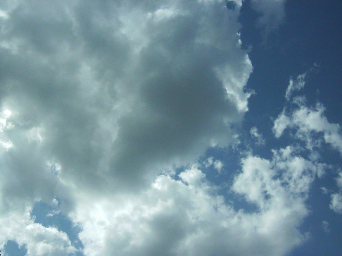 Wolken über Paris