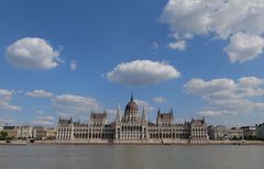 Wolken über Parlament (Budapest)