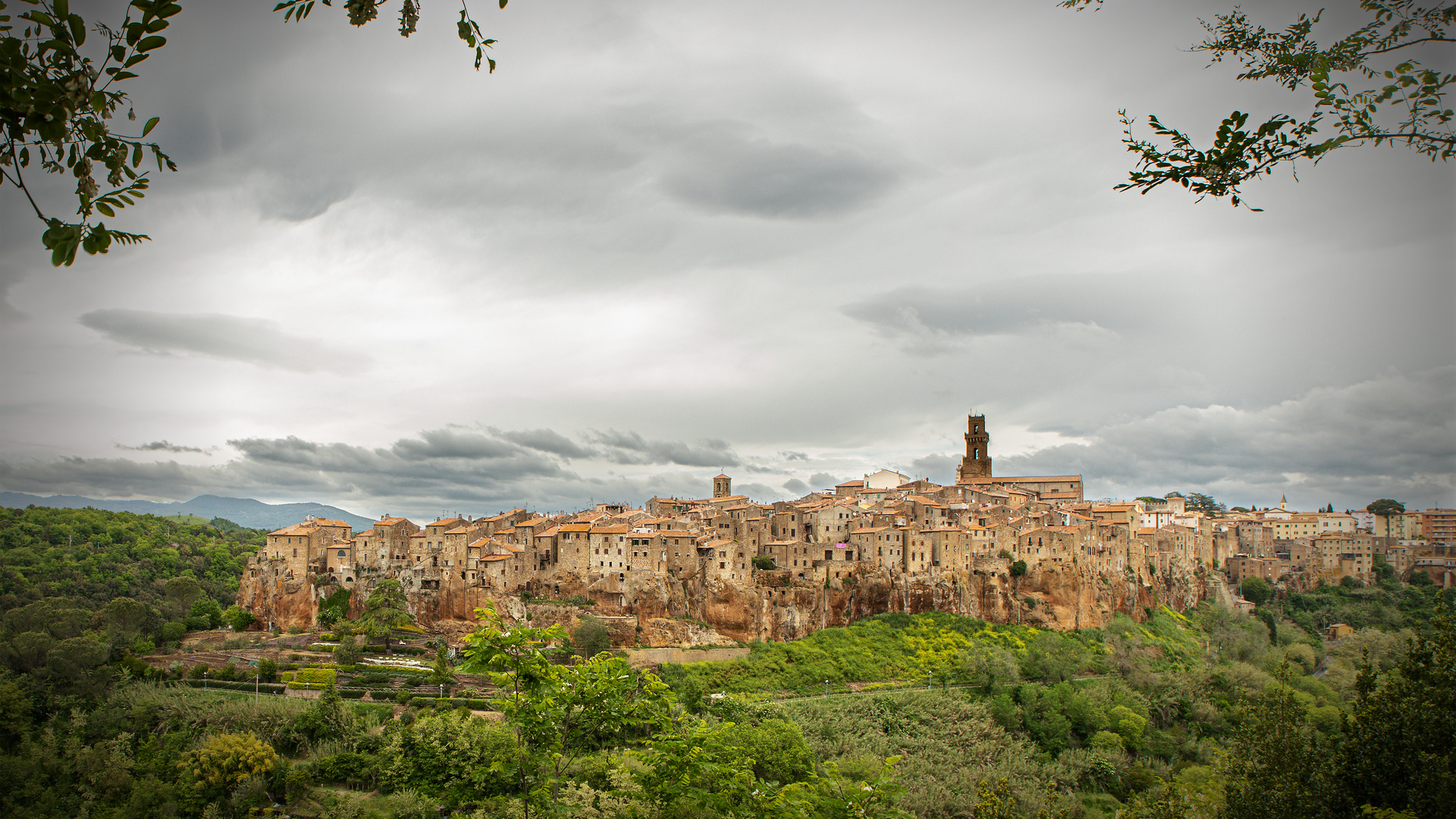 Wolken über Pitigliano