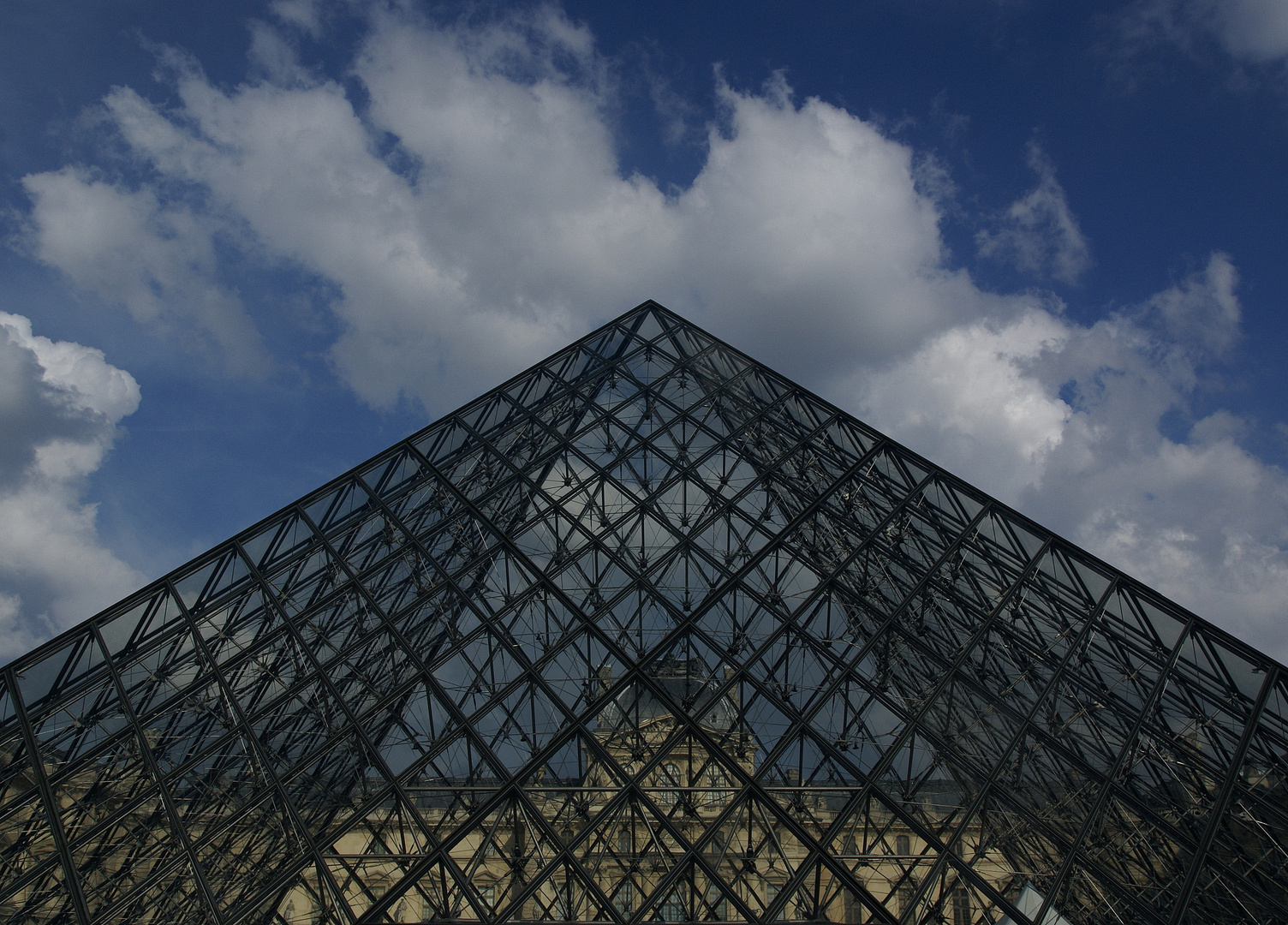 Wolken über Pyramide du Louvre