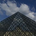 Wolken über Pyramide du Louvre