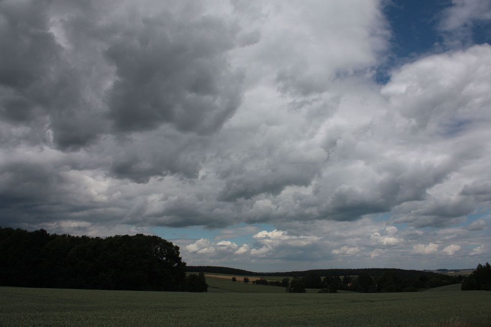 Wolken über Sachsens Himmel gegen 12 Uhr heute
