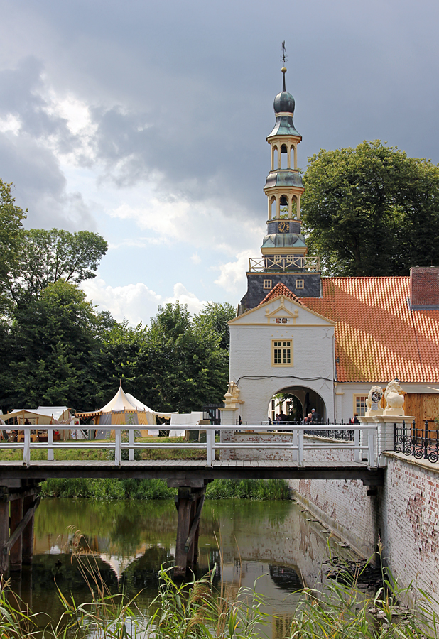 Wolken über Schloss Dornum