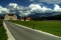 Wolken über Schloss Kranzbach