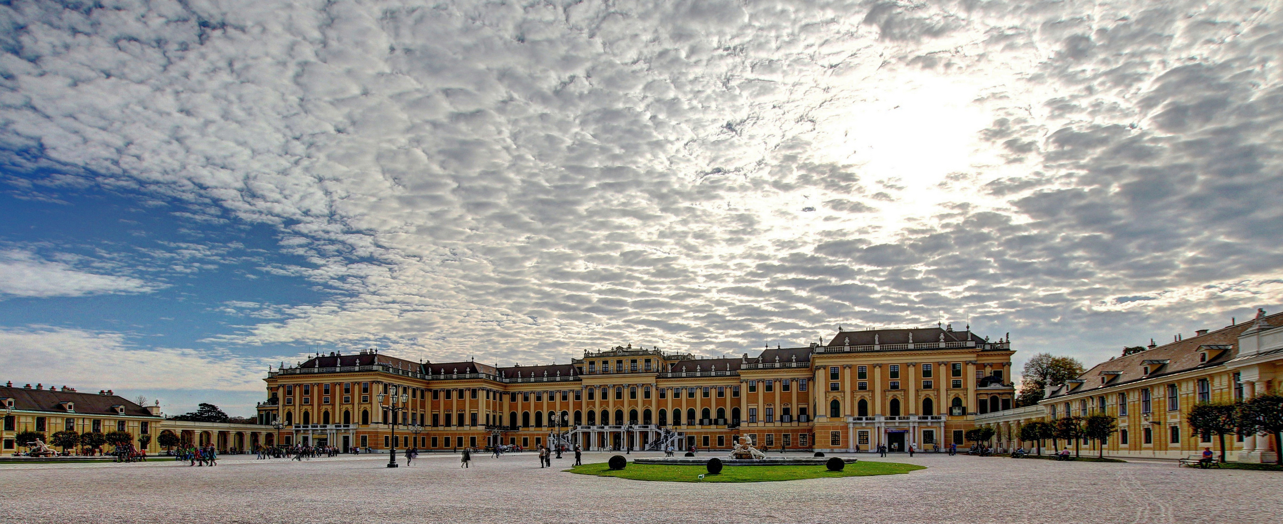 Wolken über Schloss Schönbrunn 