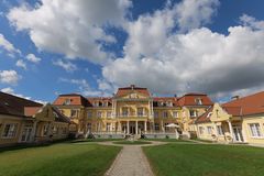 Wolken über Schlosshotel Pricess (Dunakiliti)