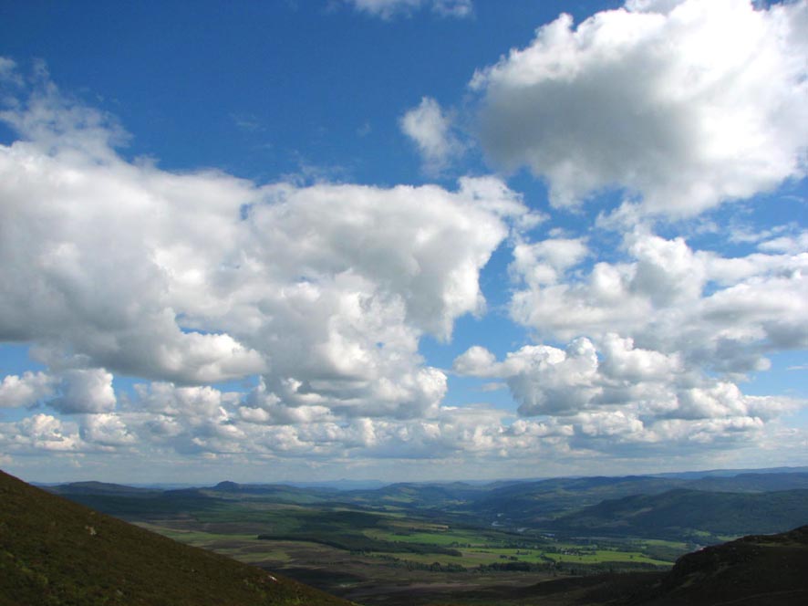 Wolken über schottische Landschaft