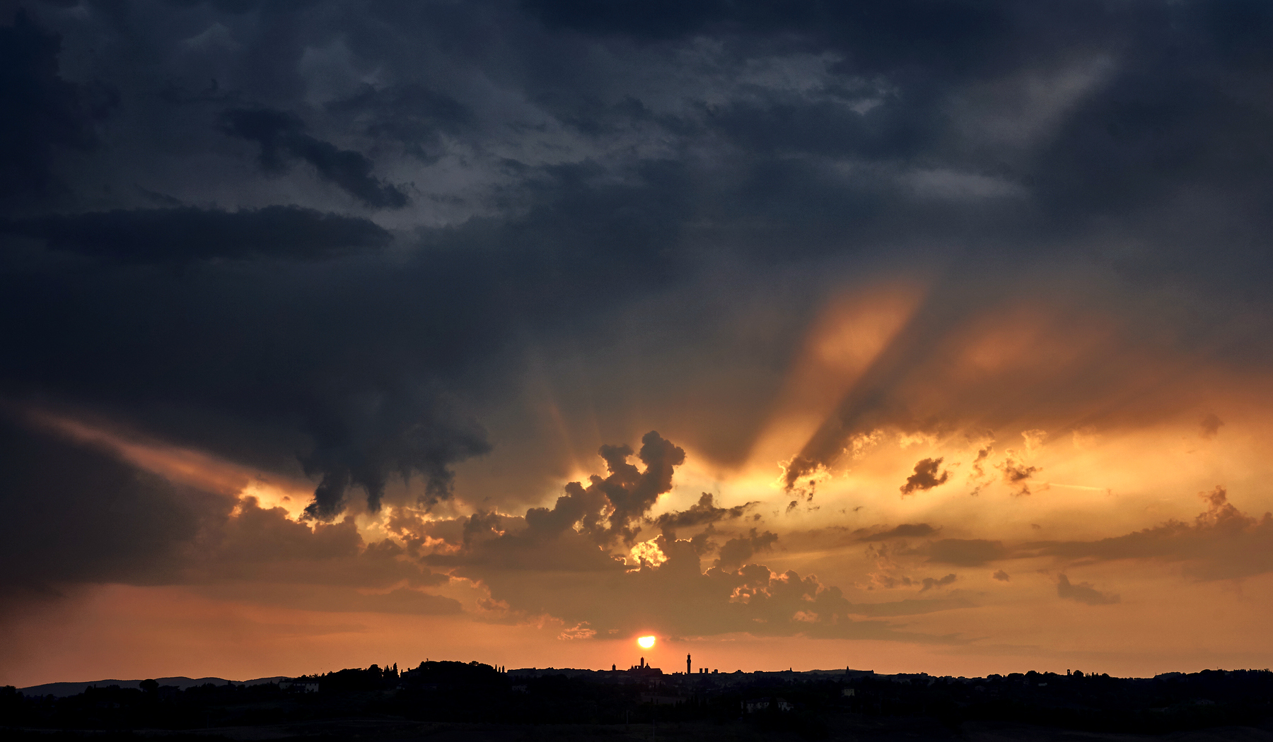 Wolken über Siena