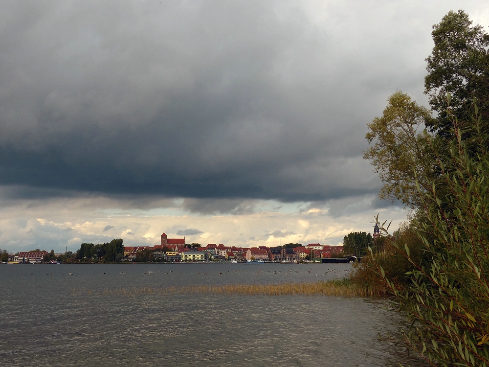 Wolken über Waren