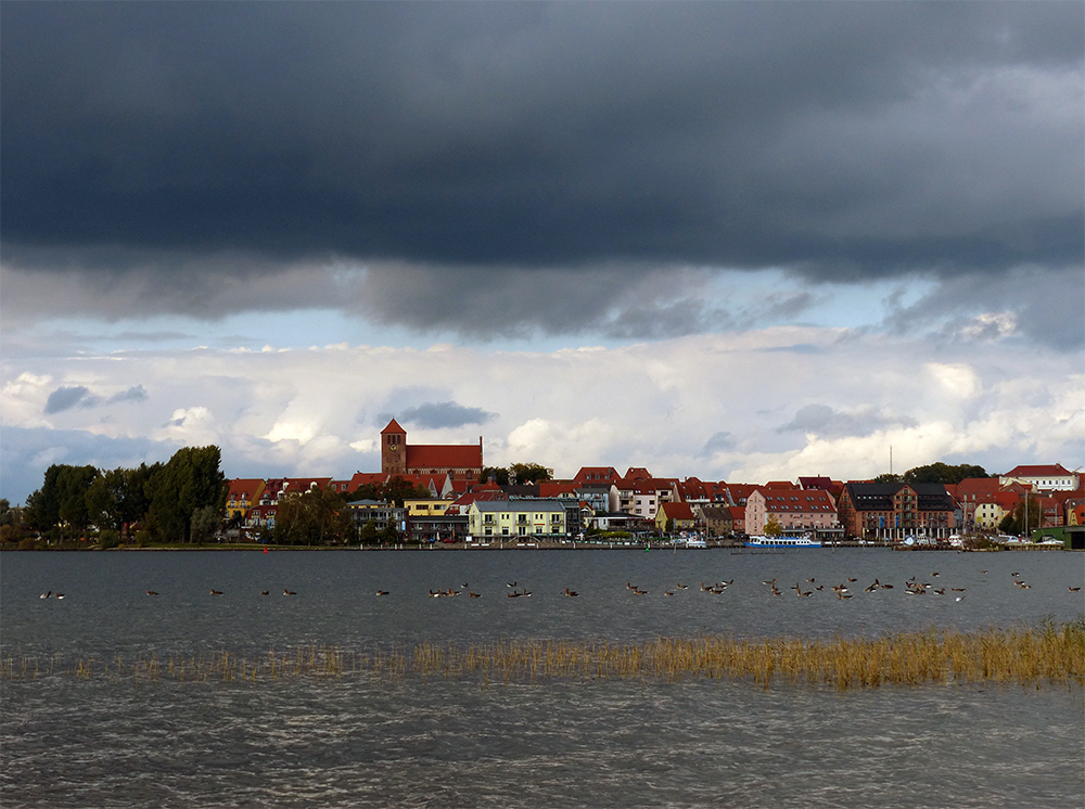 Wolken über Waren