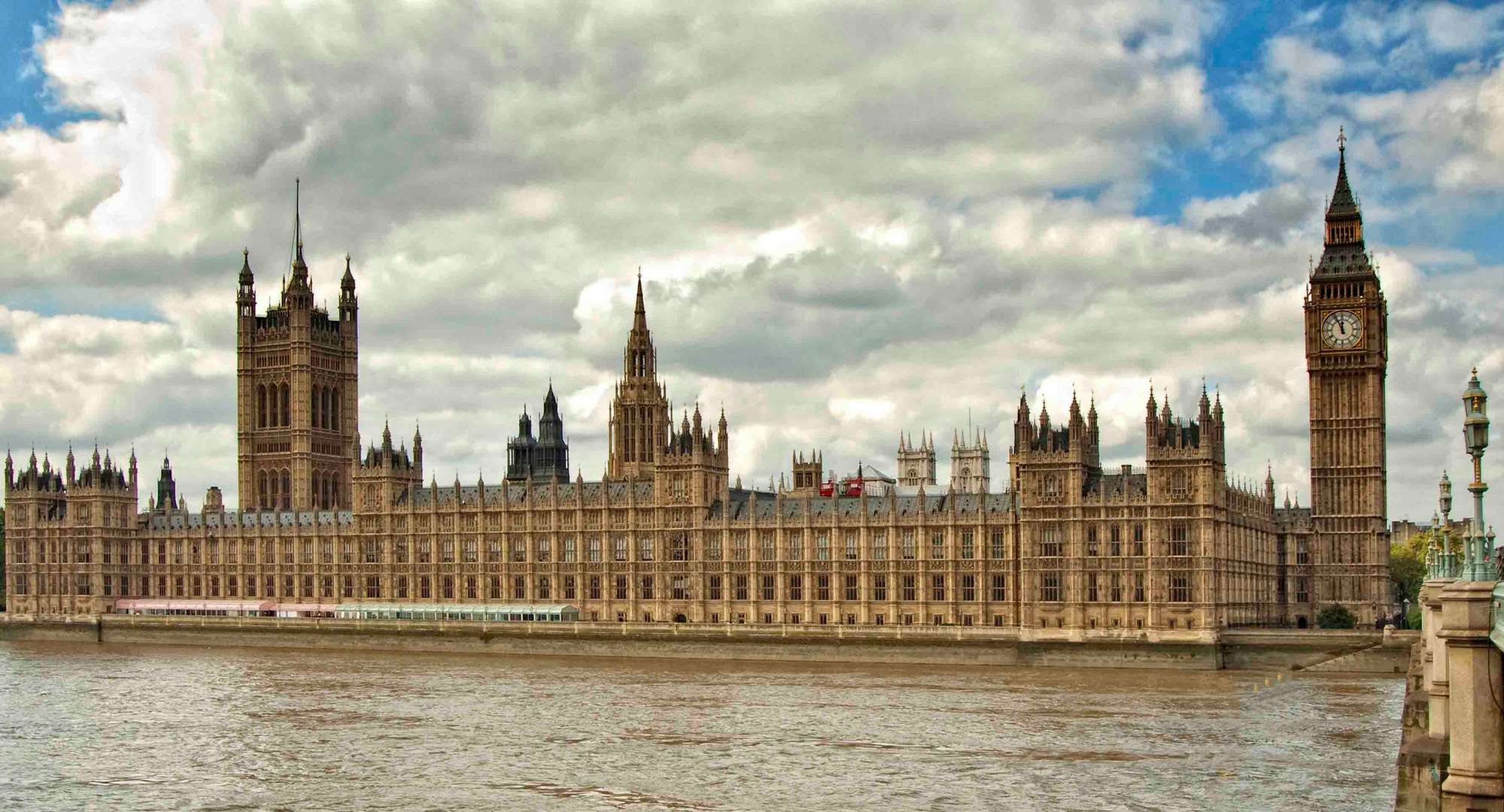 Wolken über Westminster