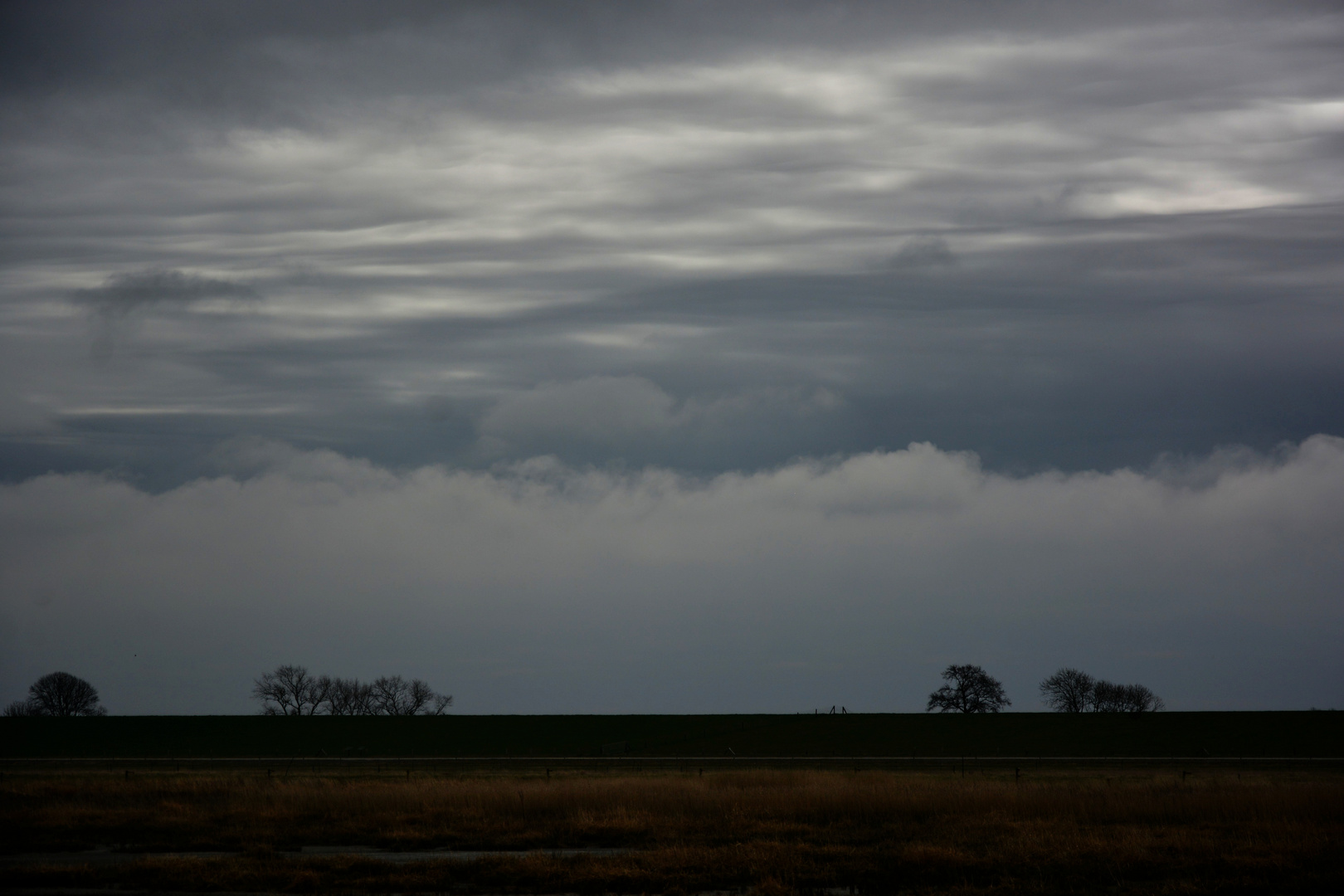 Wolken überm Deich