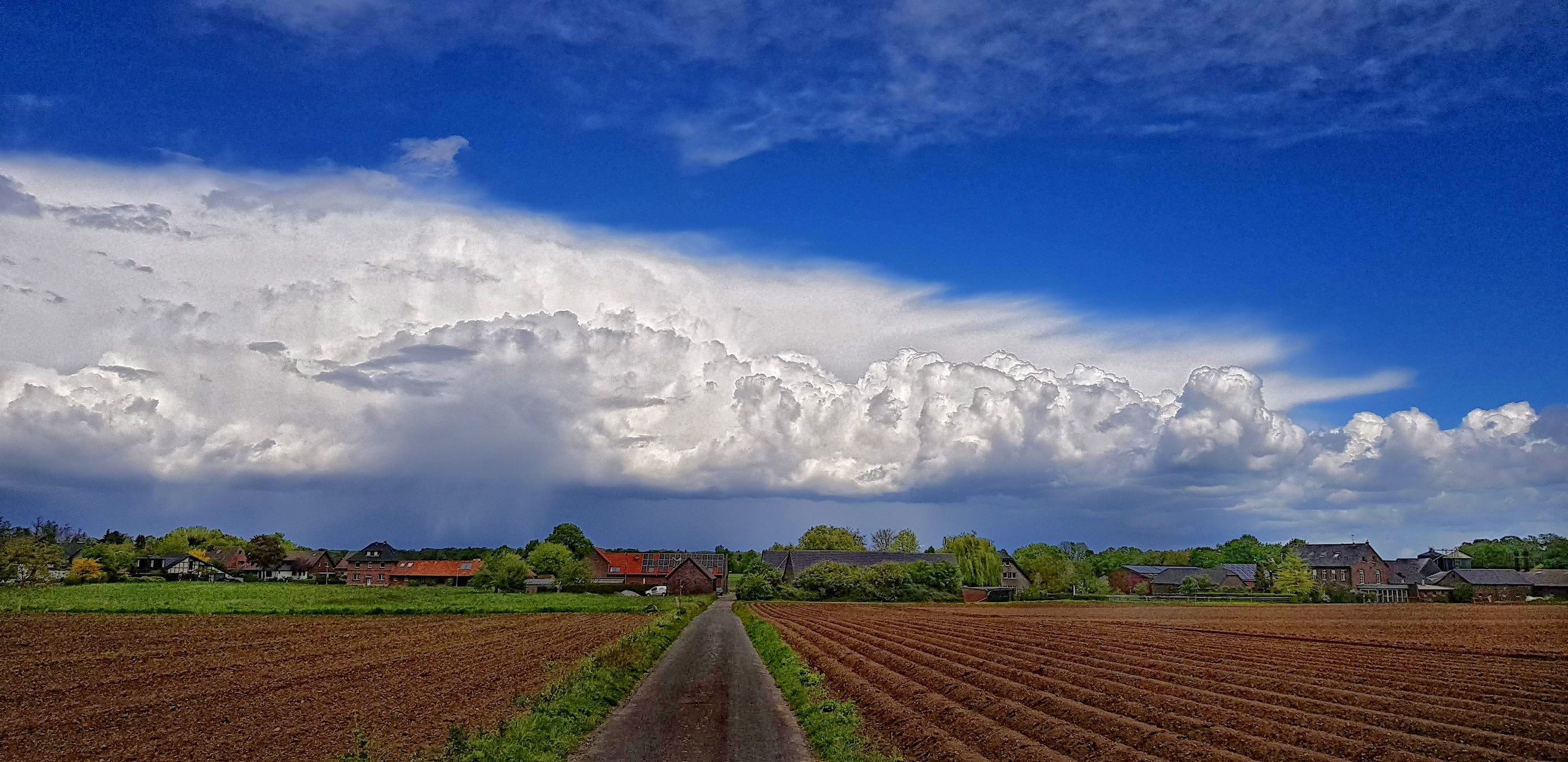 Wolken überm Dorf