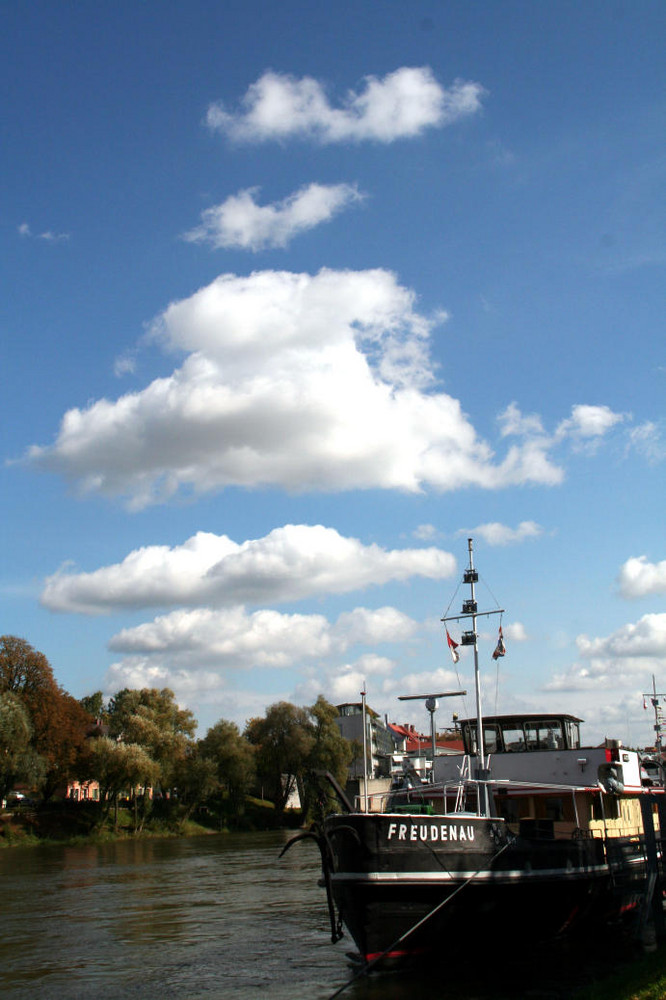 Wolken überm Fluss