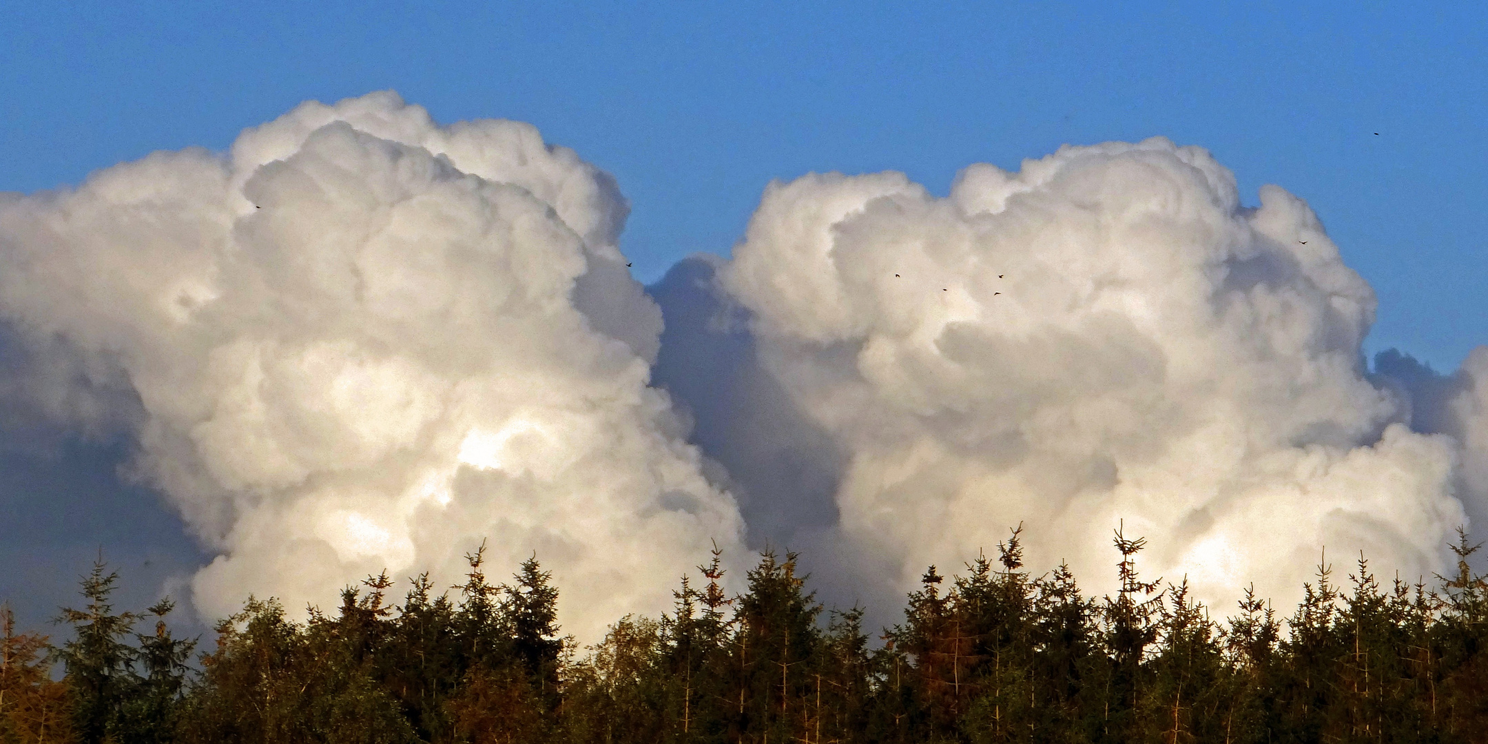 Wolken überm Kanal