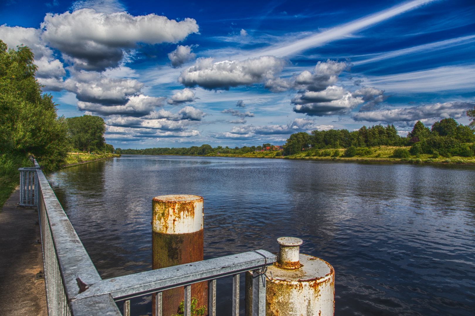 Wolken überm Kanal