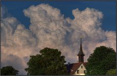 WOLKEN ÜBERM KIRCHLI