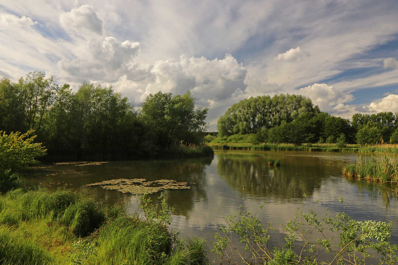 Wolken überm Wasserbecken
