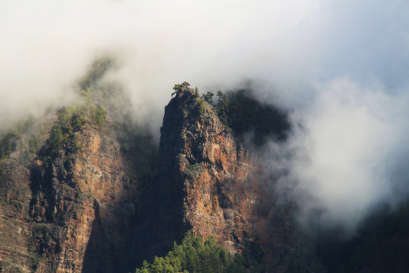 Wolken umschmeicheln Felsen