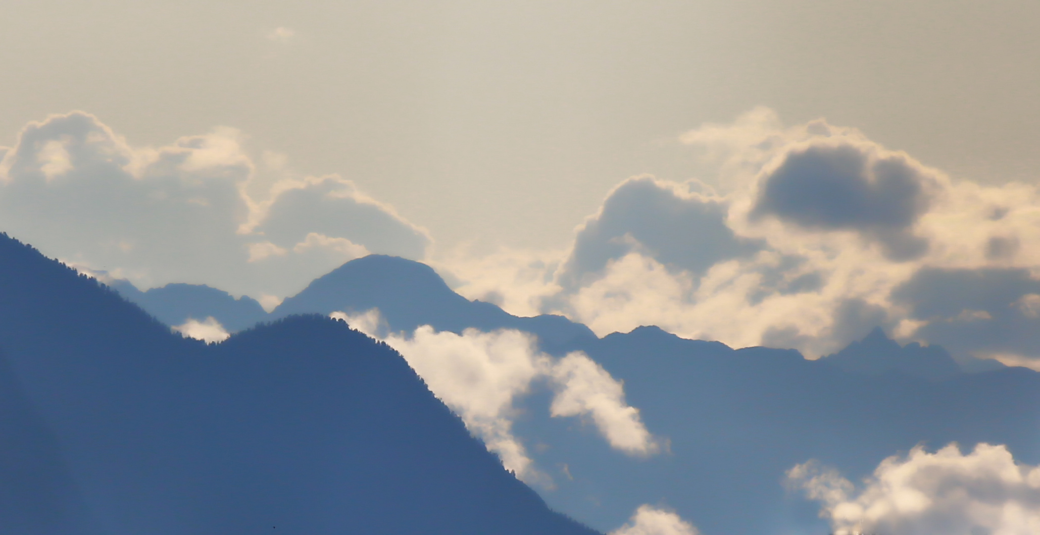 Wolken und Berge