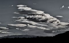 wolken und bergspitzen .