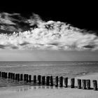 Wolken und Buhnen bei Ebbe