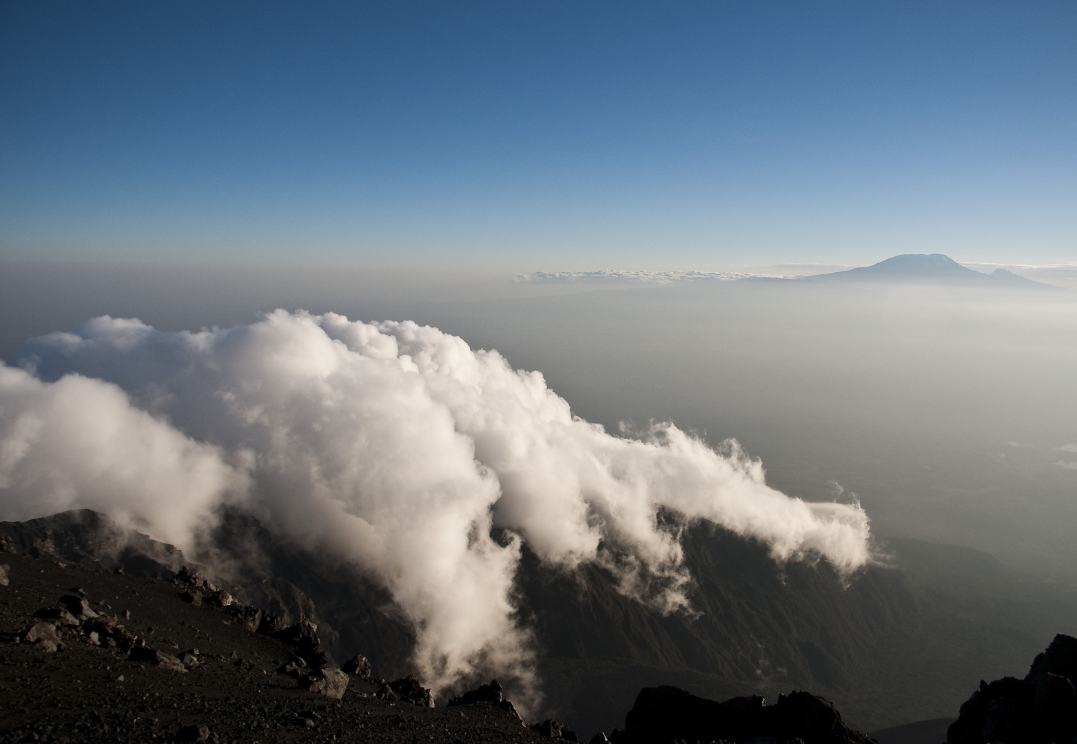 Wolken und der Kilimanjaro