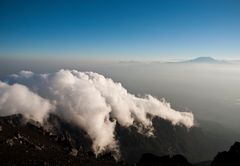 Wolken und der Kilimanjaro