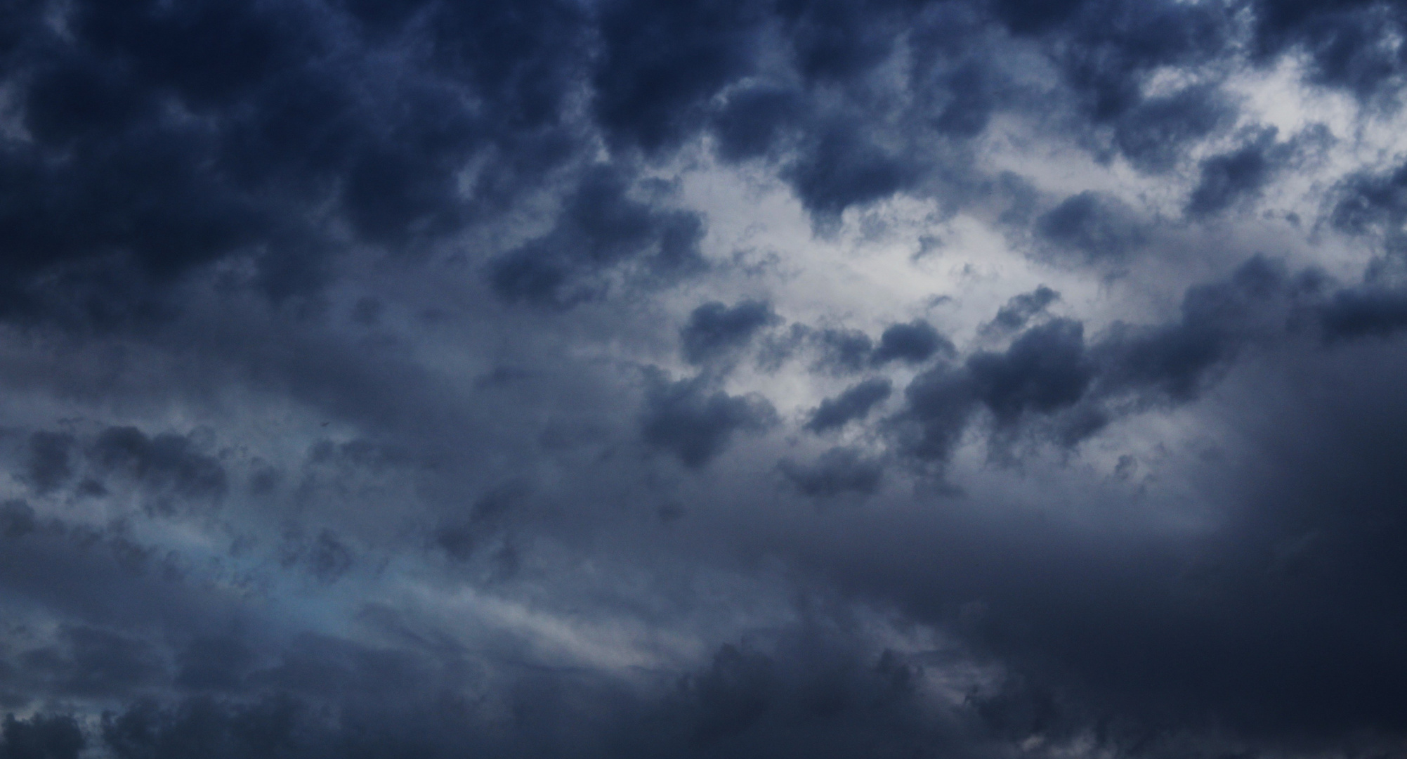 Wolken und ein Himmel in tiefem Dunkelblau.....