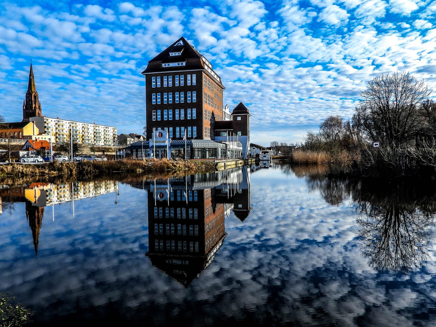 Wolken und Himmel im Wasser