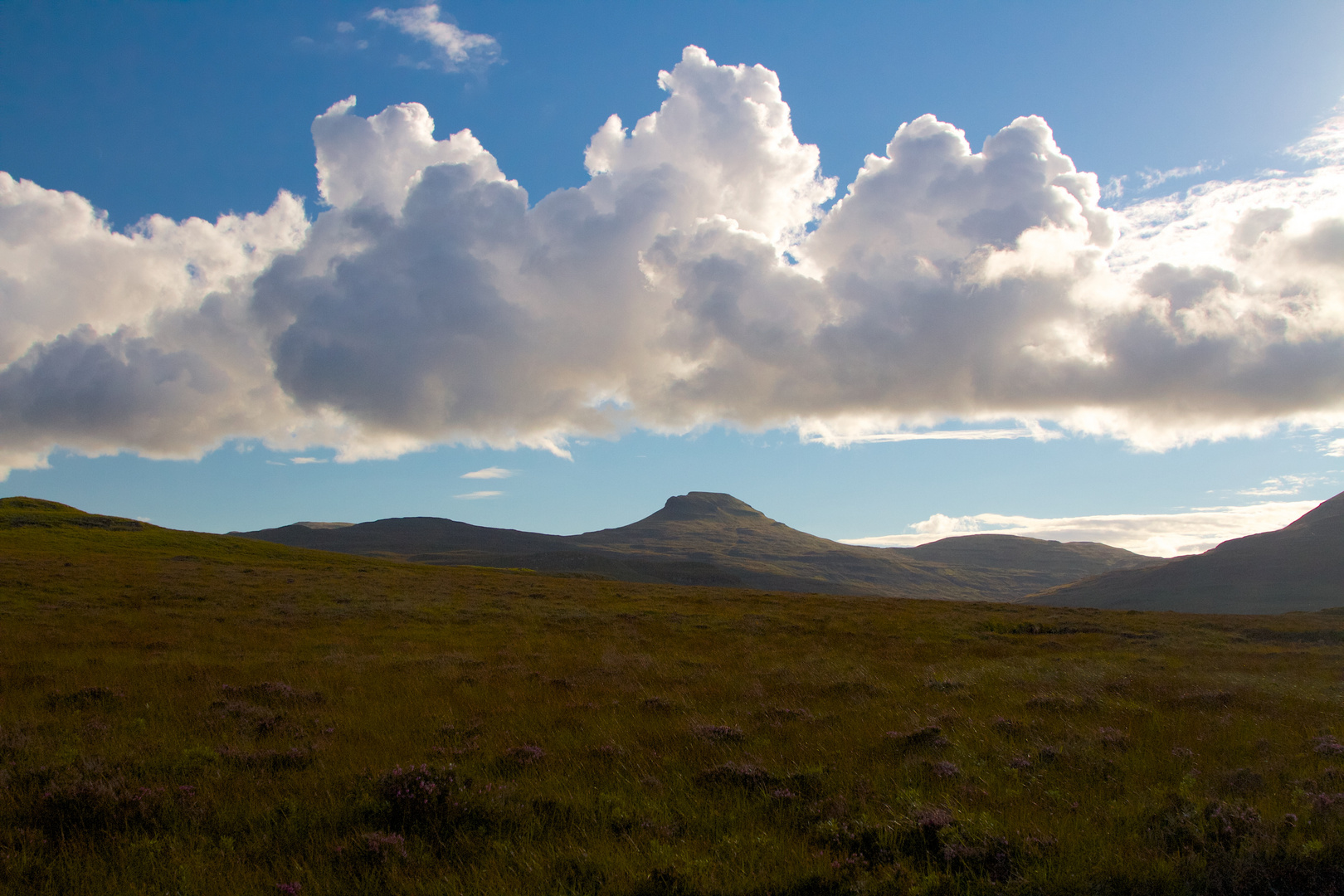 Wolken und Hügel in Schottland