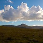 Wolken und Hügel in Schottland