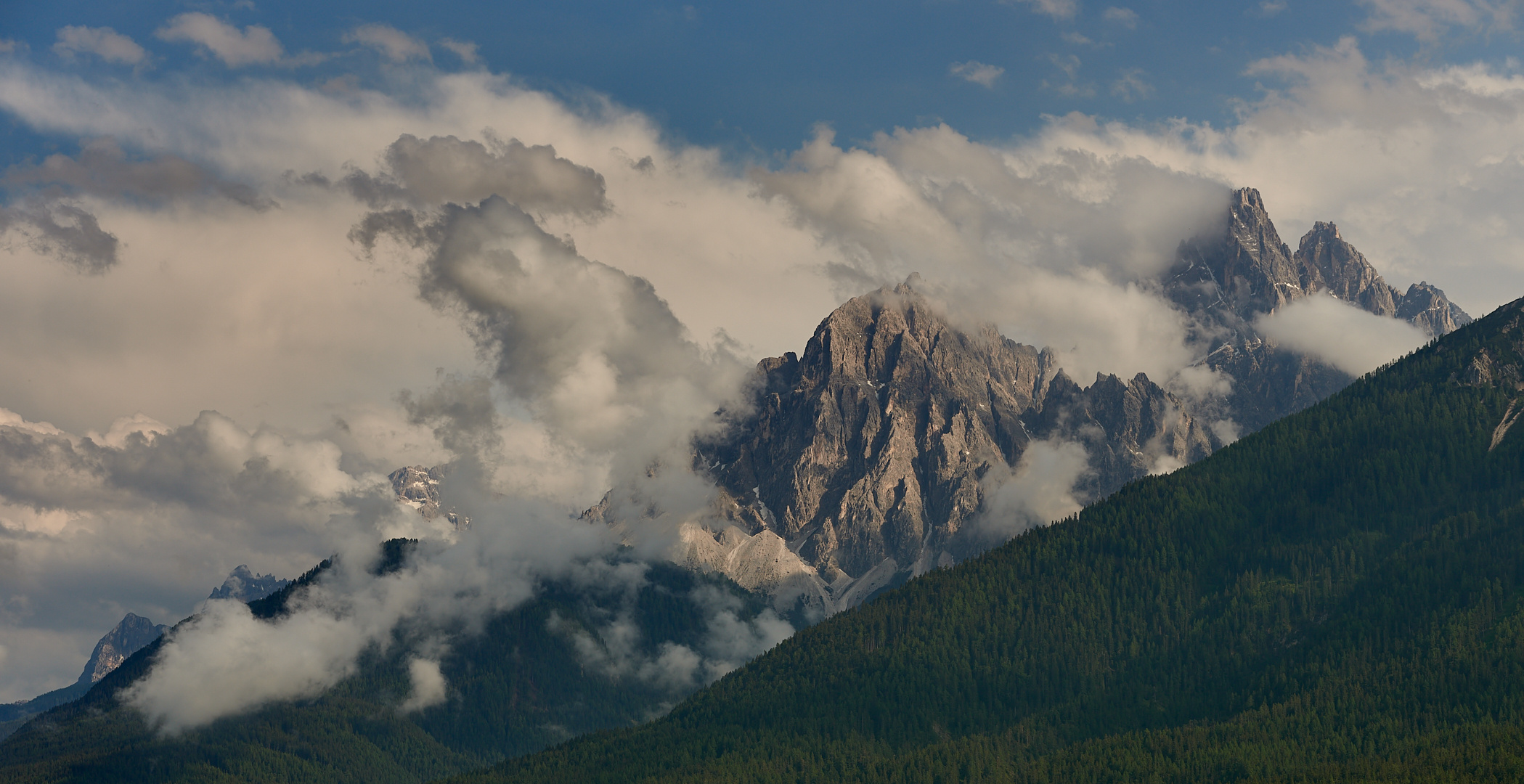 Wolken und Licht-Schattenspiel an der Dreischusterspitze in der Abendsonne.