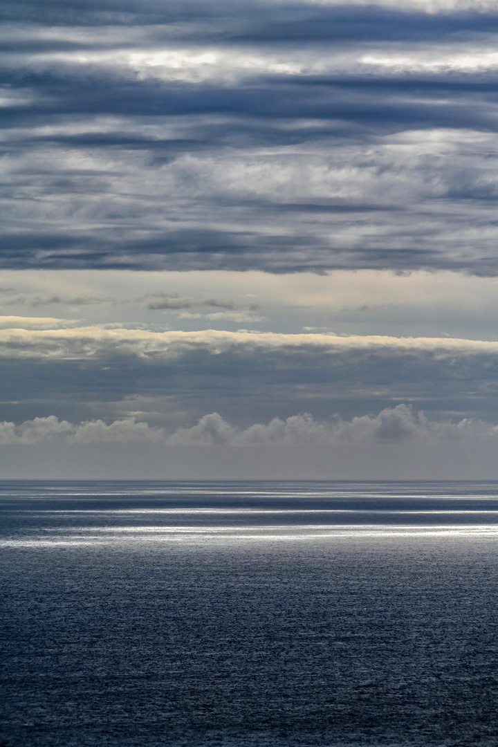 Wolken und Meer oder die beruhigende Wirkung des abendlichen Ozeans