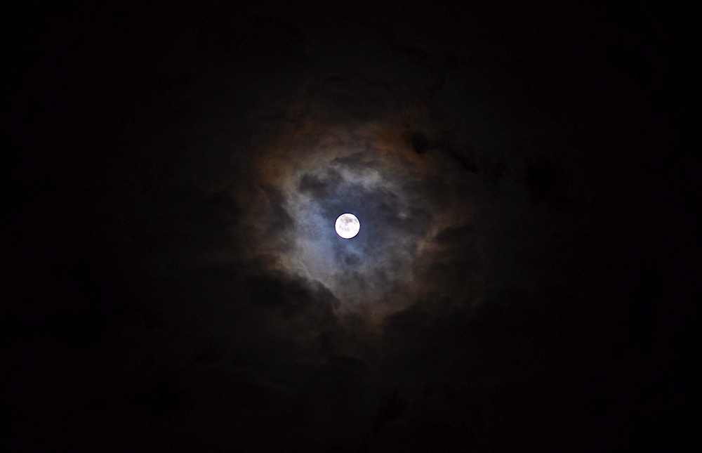 Wolken und Mond